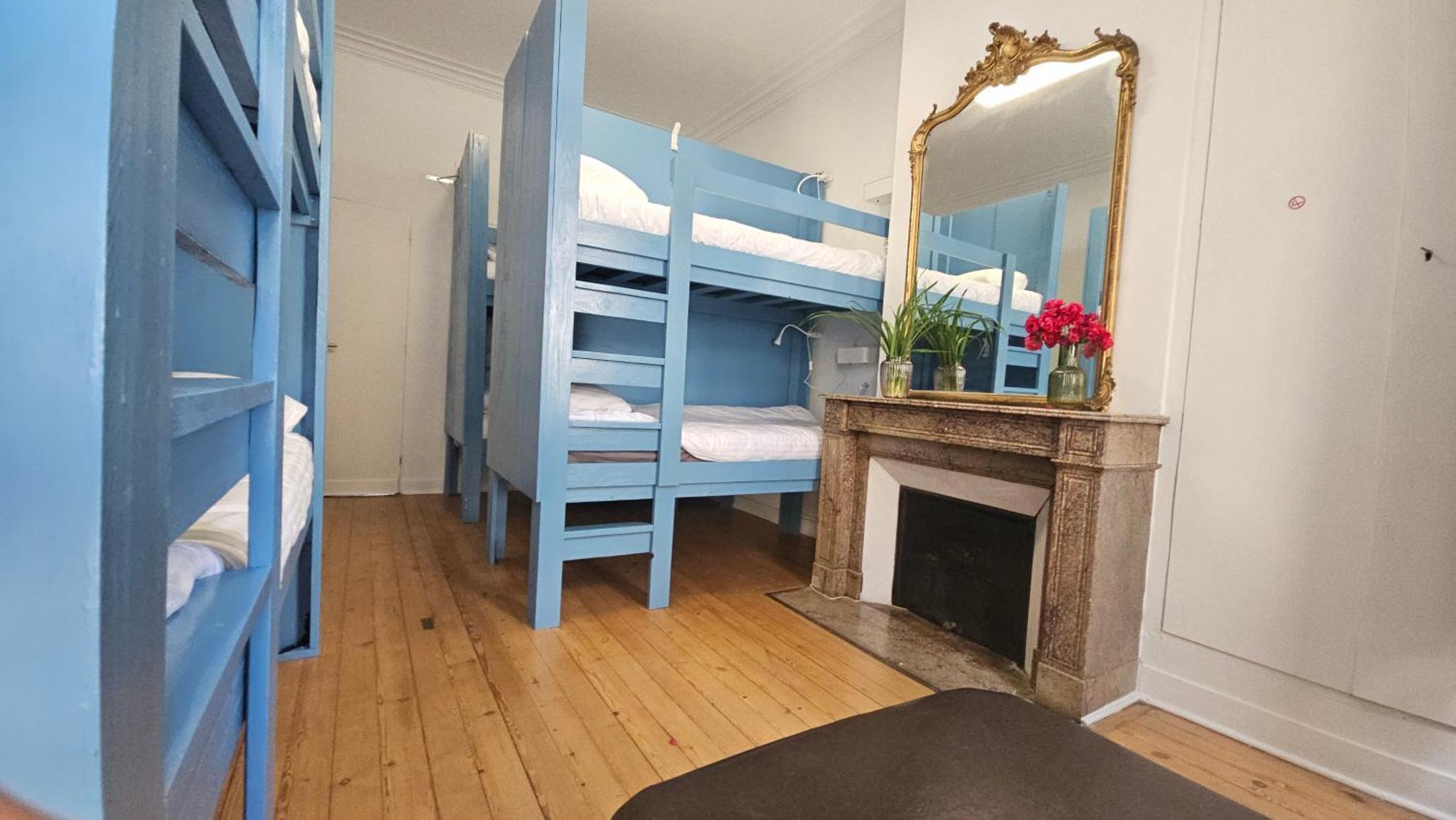 Bed In 6-Bed Mixed Dormitory Le Jardin Cafe Burdeos Exterior foto