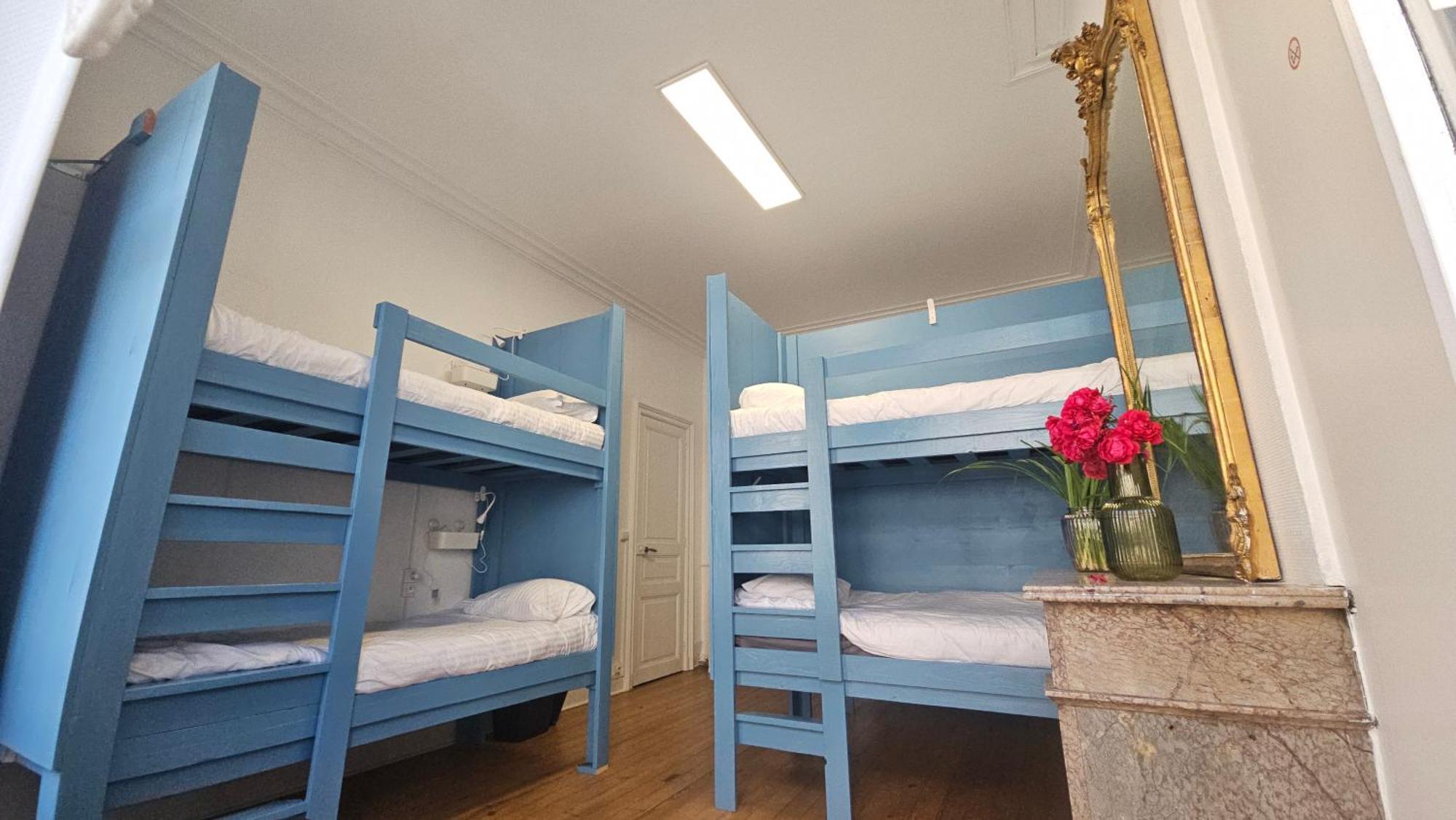 Bed In 6-Bed Mixed Dormitory Le Jardin Cafe Burdeos Exterior foto