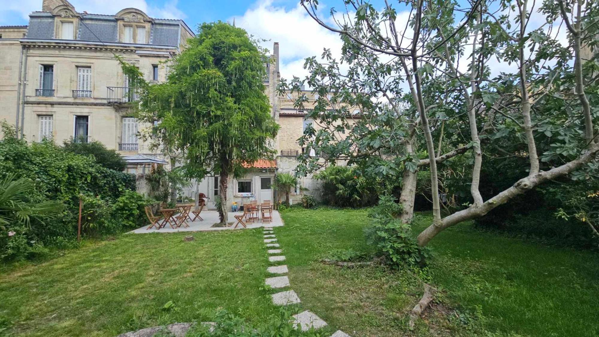 Bed In 6-Bed Mixed Dormitory Le Jardin Cafe Burdeos Exterior foto